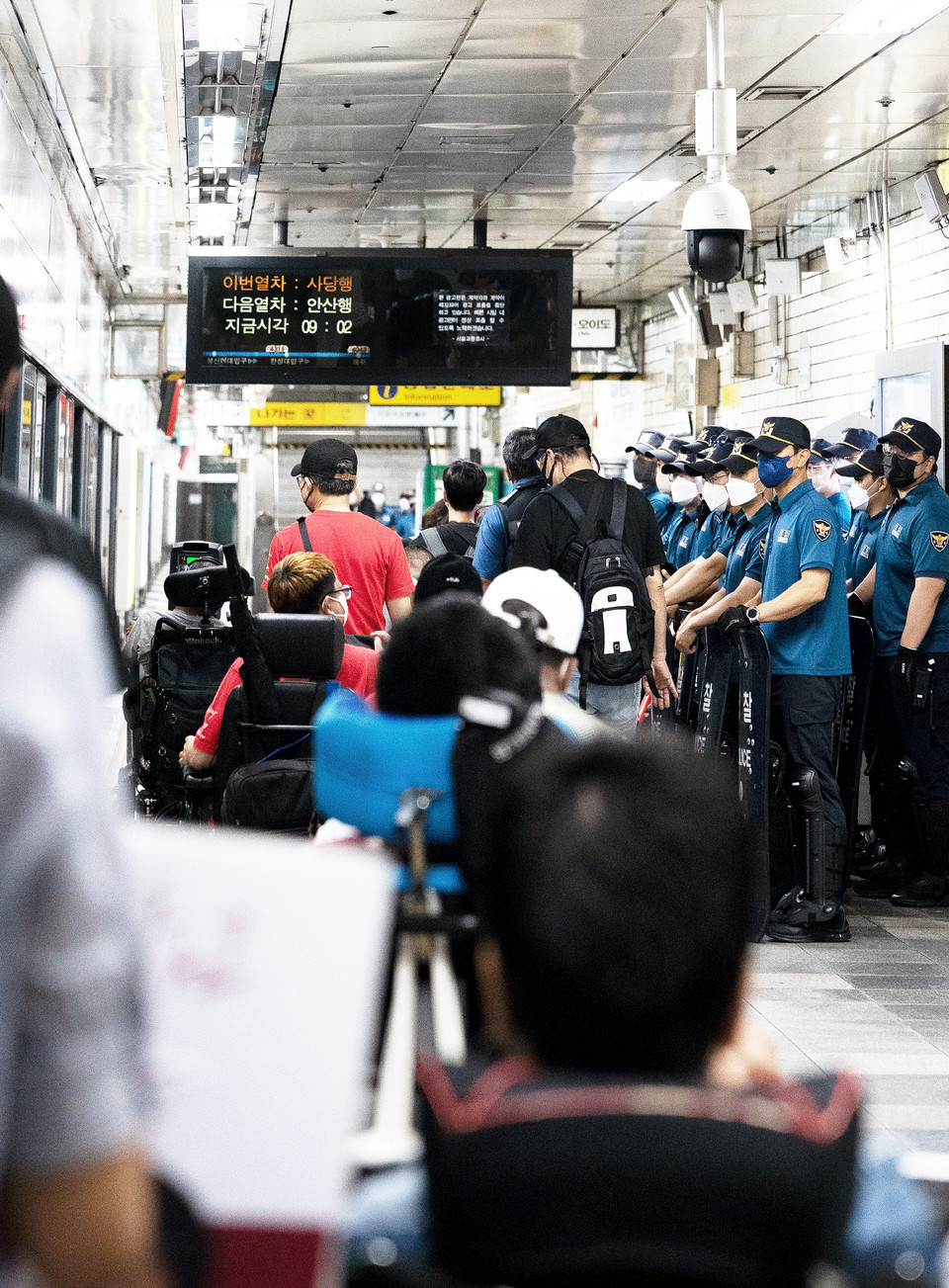 지난 8월 25일, 신경수 민들레장애인자립생활센터 활동가가 장애인권리예산보장을 촉구하며 97차 삭발결의자로 삭발 투쟁을 했다. 삭발 투쟁을 마치고 지하철을 타러 가는 민들레 활동가들. 제일 앞에 빨간 티셔츠를 입고 모자를 쓴 사람이 문상민 활동가다. 사진 현다혜 