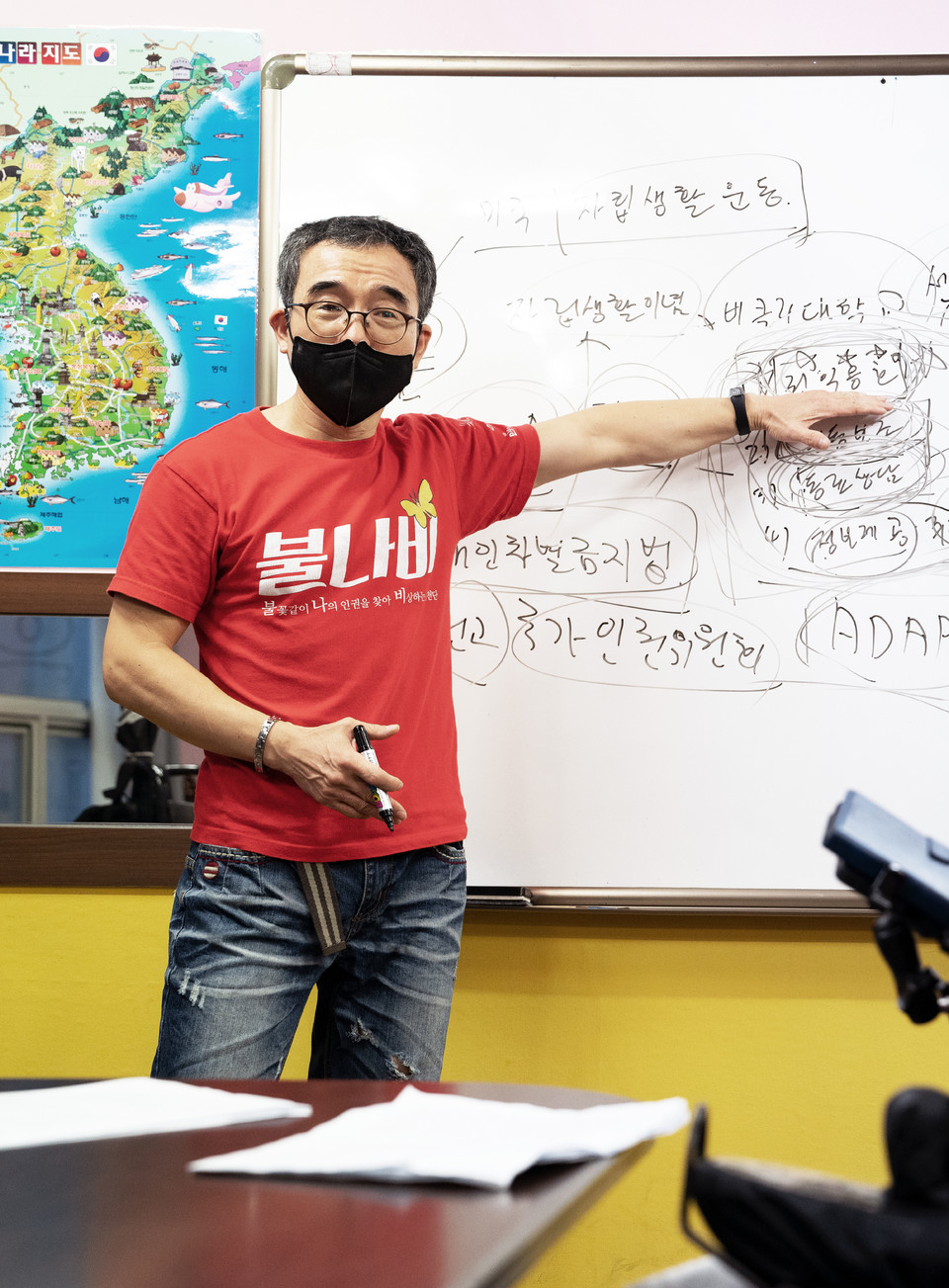 지난 8월 25일, 문상민 활동가가 인천 민들레(민들레장애인자립생활센터와 장애인야학을 통칭) ‘불나비’ 회원들과 장애인운동 세미나를 하고 있다. 불나비는 ‘불꽃같이 나의 인권을 찾아 비상한다’는 뜻으로, 집회에서 가장 잘 싸우는 사람들 중심으로 만들어진 모임이다. 그는 빨간색 불나비 단체 티셔츠를 입고 있다. 사진 현다혜 