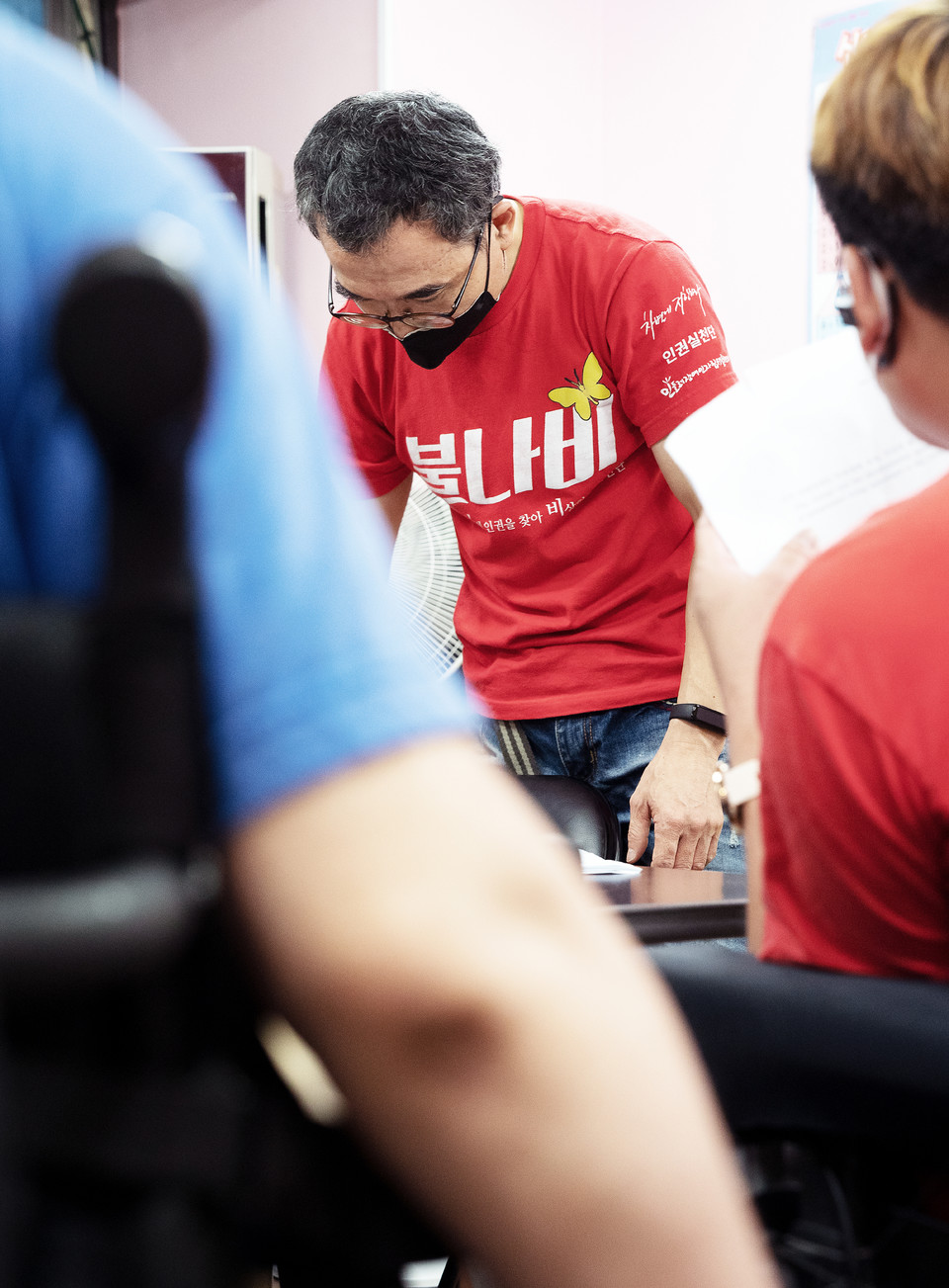 지난 8월 25일, 인천 민들레 ‘불나비’ 회원들과 장애인운동 세미나를 하고 있는 문상민 활동가. 사진 현다혜 