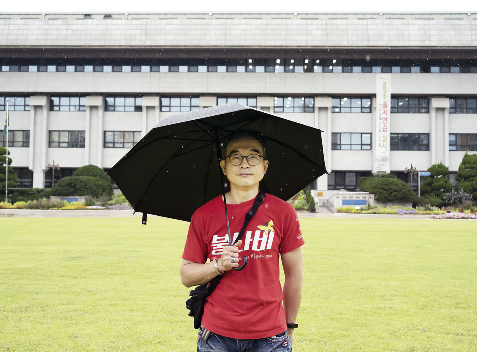 인천시청 앞 잔디밭에 문상민 활동가가 서 있다. 사진 현다혜 