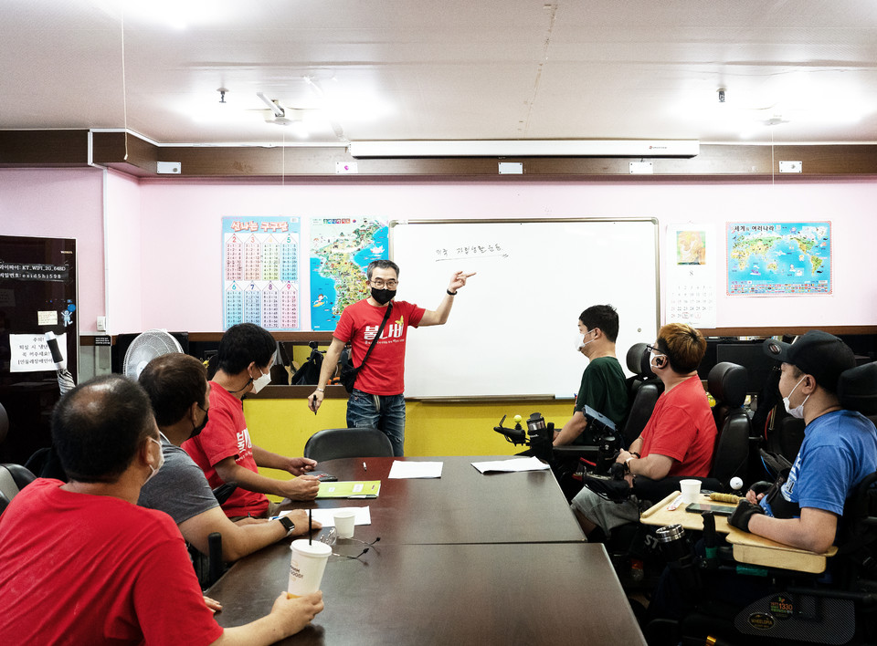 8월 25일, 인천 민들레 ‘불나비’ 회원들과 장애인운동 세미나를 하고 있는 문상민 활동가. 사진 현다혜 