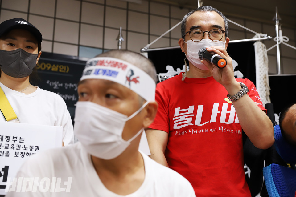 6월 24일, 민들레장애인야학 오명진·김선철 학생이 삭발했다. 문상민 활동가가 지지 발언을 하고 있다. 사진 강혜민 