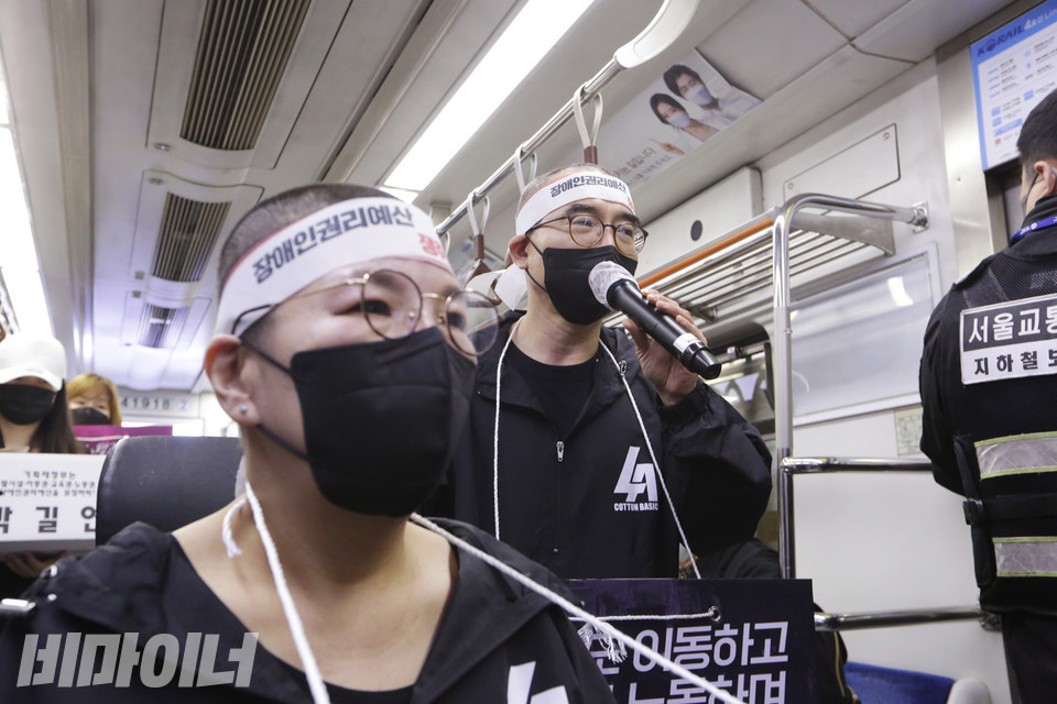 5월 9일 박길연 민들레야학 교장, 문상민 민들레야학 사무국장이 장애인권리예산 보장을 요구하며 삭발 투쟁을 했다. 삭발 후, 지하철을 타고 이동하며 문상민 활동가가 발언을 하고 있다. 사진 비마이너DB 