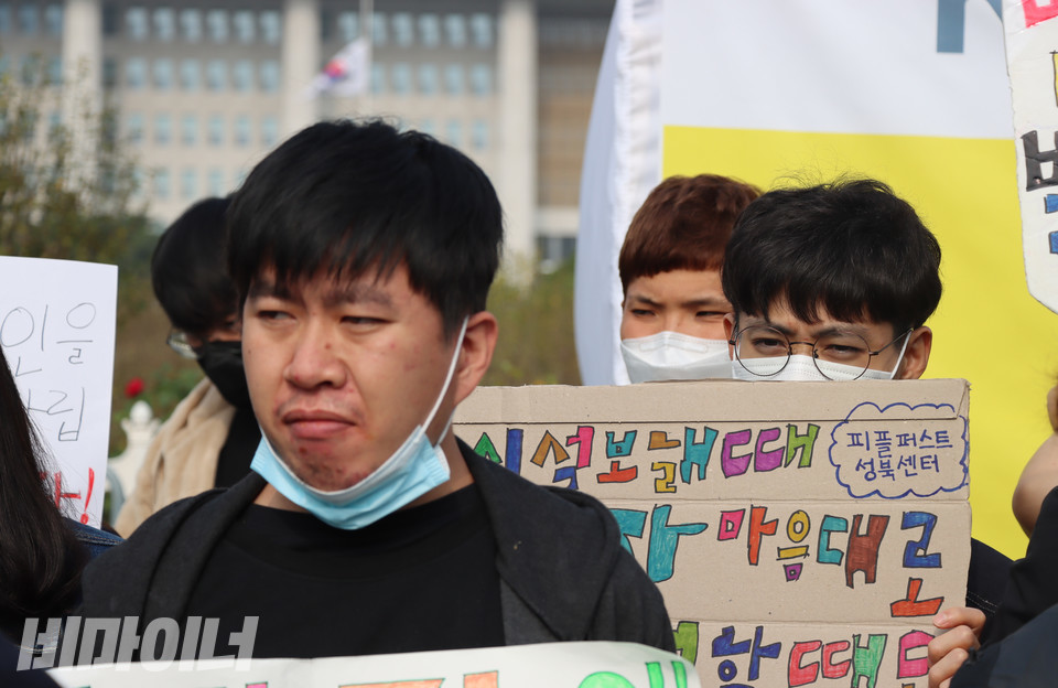 박종경 씨(사진 왼쪽)를 비롯한 피플퍼스트서울센터 활동가들이 손팻말을 들어 보이며 정면을 응시하고 있다. 사진 복건우