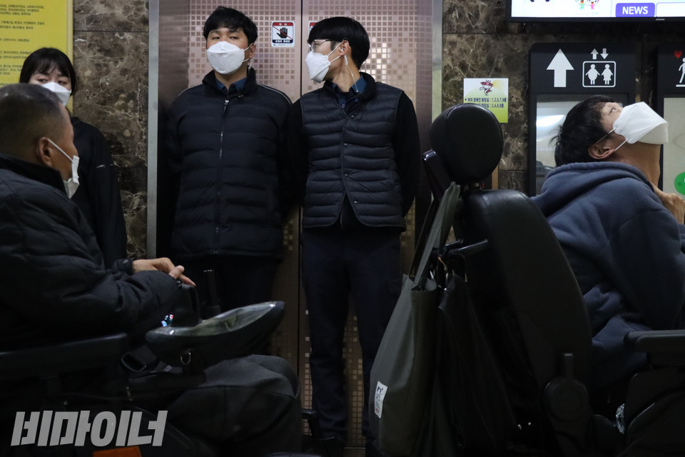 경찰들은 휠체어를 탄 장애인들이 3층 군수실로 올라가지 못하도록 2층 엘리베이터 앞에서 이들의 이동을 막아섰다. 사진 복건우