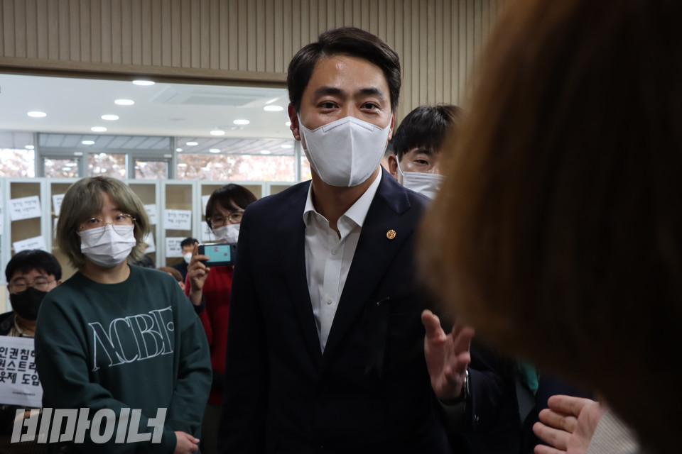 최재훈 달성군수가 군수실 앞에서 대구장애인차별철폐연대 활동가에게 조건부 면담 의사를 밝히고 있다. 사진 복건우