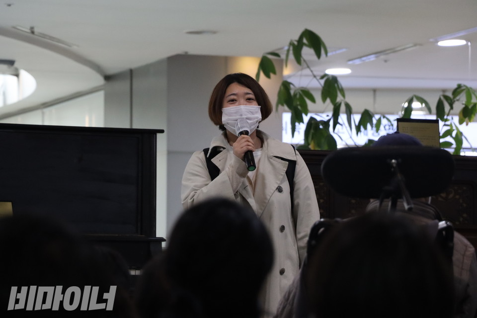 면담이 끝난 뒤 정주리 다사장애인자립생활센터 사무국장이 2층 로비에서 농성 마무리 발언을 하고 있다. 사진 복건우