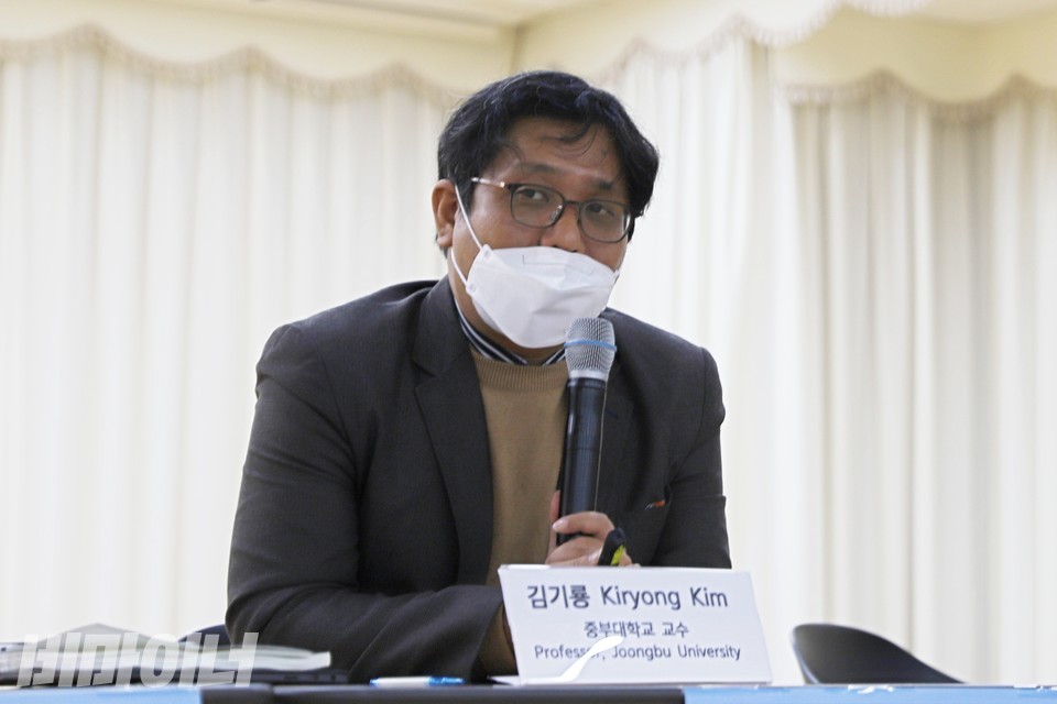 김기룡 교수가 발제 중이다. 사진 하민지