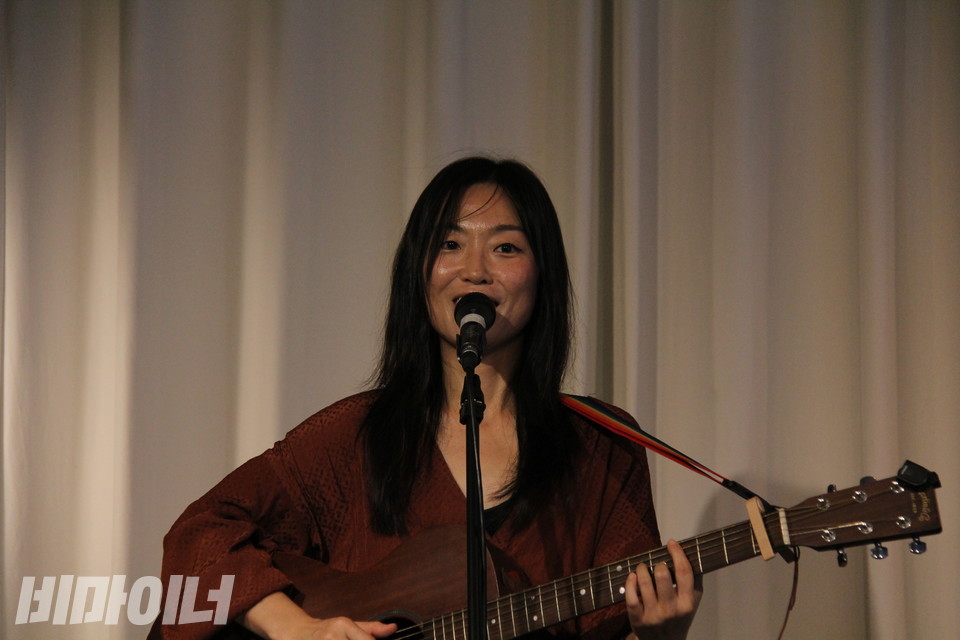 가수 시와가 10월 15일 열린 단독 공연에 앞서 관객들에게 인사하고 있다. 사진 이슬하