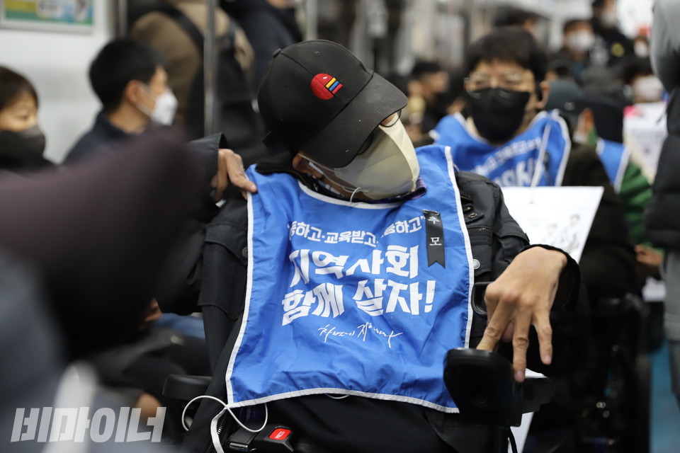 한 장애인 활동가가 검은 옷을 입고 가슴에 추모 리본을 달고 지하철에 탔다. 사진 하민지