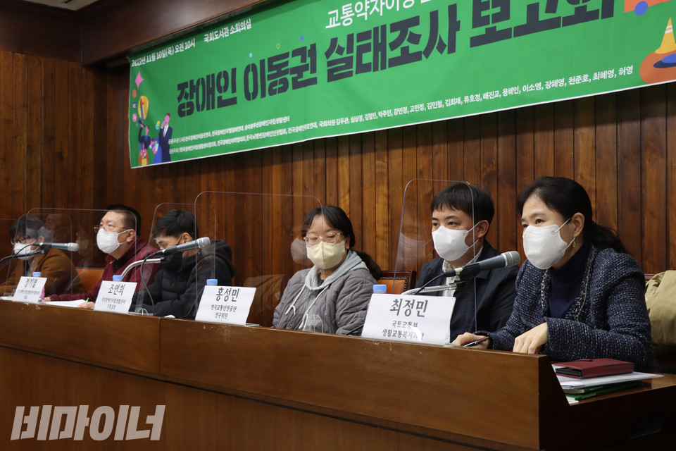 토론자로 참석한 최정민 국토교통부 생활교통복지과장(사진 오른쪽)이 참여자들의 질문에 답변하고 있다. 사진 복건우