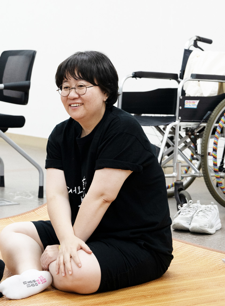 지난 8월, 춤추는허리 연습을 하는 이진희 활동가. 사진 현다혜 