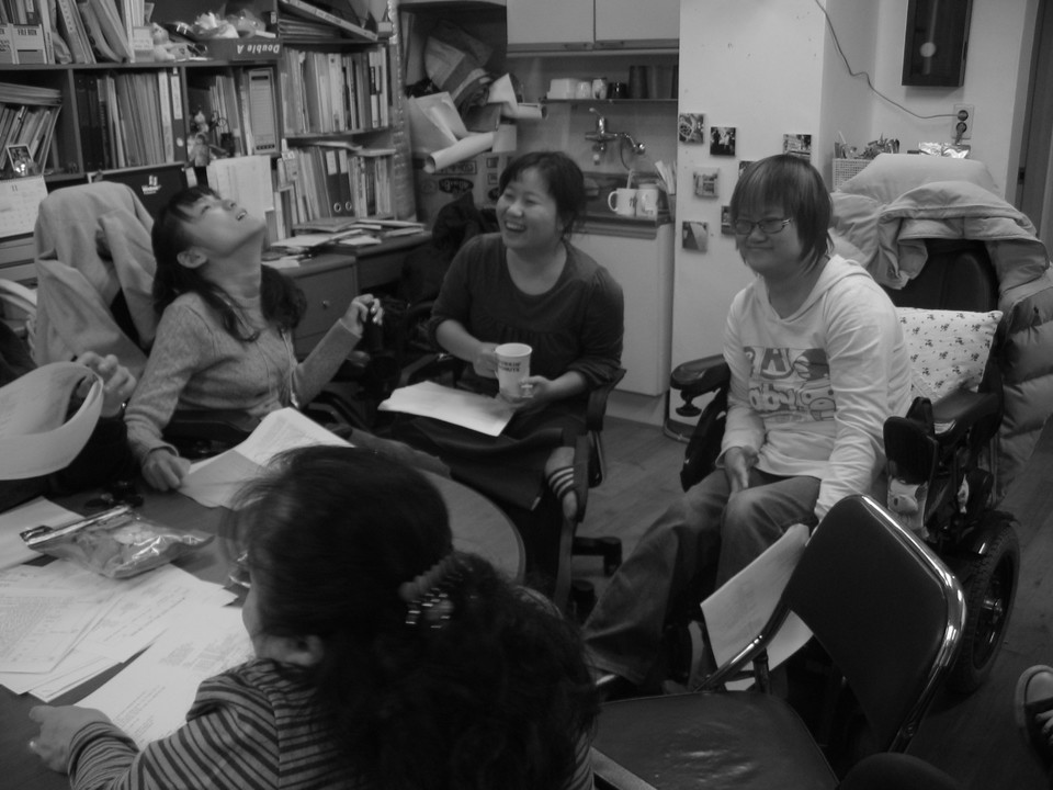 2007년, 장애여성공감 활동가들이 모여 회의하고 있다. 왼쪽이 김상희 활동가, 그 옆에서 이진희 활동가가 활짝 웃고 있다. 사진 제공 장애여성공감 