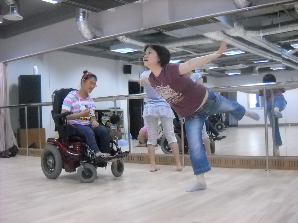 2010년, 춤추는허리 공연 연습을 하는 이진희 활동가. 사진 제공 장애여성공감 