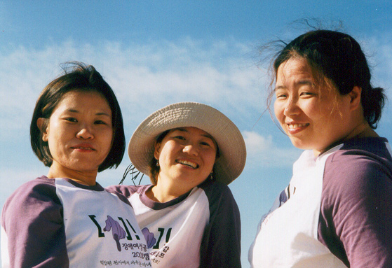 2003년 장애여성공감 캠프에서. 왼쪽에서부터 박주희, 이진희, 배복주. 사진 제공 장애여성공감