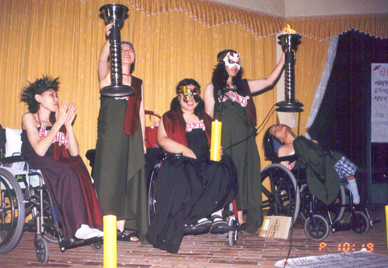 2002년 장애여성공감 캠프 ‘억압된 천사에서 자유로운 마녀로’ 중 ‘마녀들의 파티’의 한 장면. 왼쪽에서 두 번째가 이진희 활동가. 사진 제공 장애여성공감