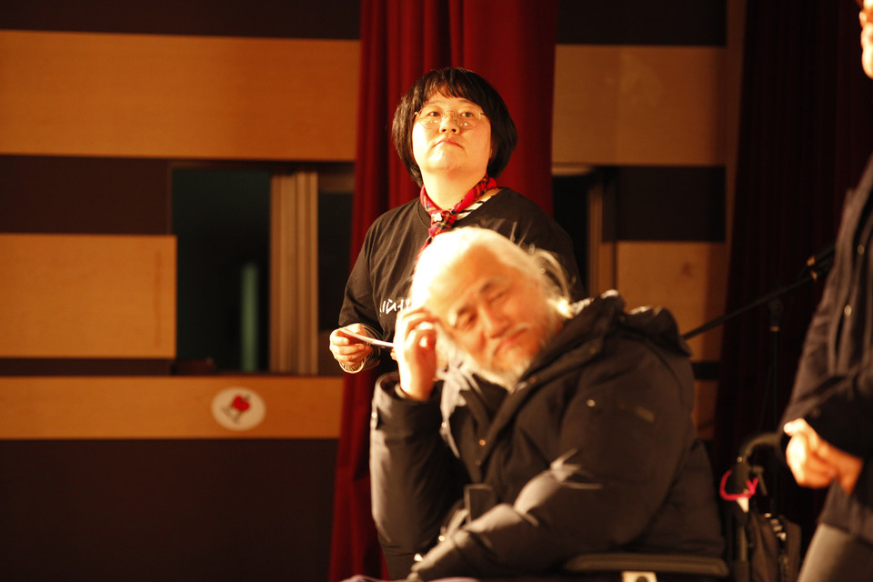 2018년 장애여성공감 20주년 기념식에서 이진희 활동가. 그 앞에는 박경석 전국장애인차별철폐연대 대표가 있다. 