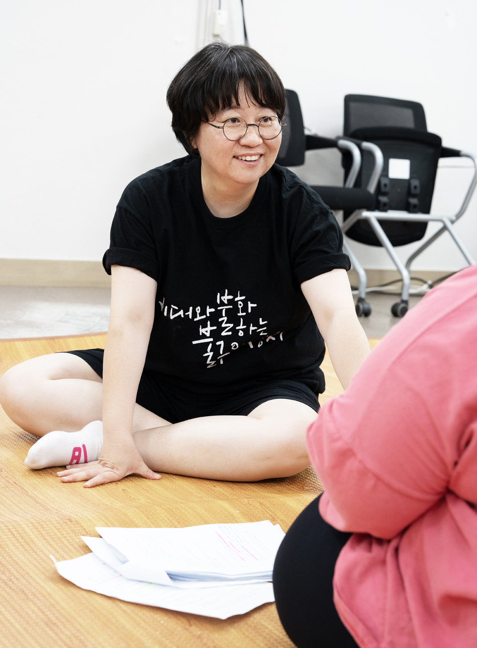 지난 8월, 춤추는허리 공연 연습을 하는 이진희 활동가. 장애여성공감에서 20주년 기념으로 만든 ‘시대와 불화하는 불구의 정치’라고 적힌 티셔츠를 입고 있다. 사진 현다혜