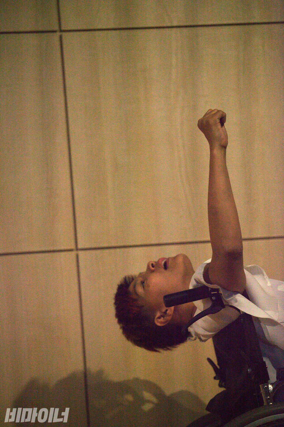 2018년 11월, 장애여성공감은 창립 20주년을 기념해 책 ‘어쩌면 이상한 몸’을 발간했다. 북콘서트에서 춤추는허리 서지원 배우가 공연하고 있다. 사진 비마이너DB