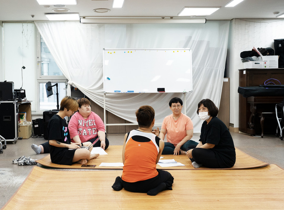 지난 8월, 춤추는허리 공연 연습 중인 사람들. 가운데 등을 보이는 사람이 서지원 연출이며 왼쪽 시계방향으로 정주리(공감 활동가), 조화영·김미진(춤허리 배우), 이윤화(연극반 강사)다. 사진 현다혜 