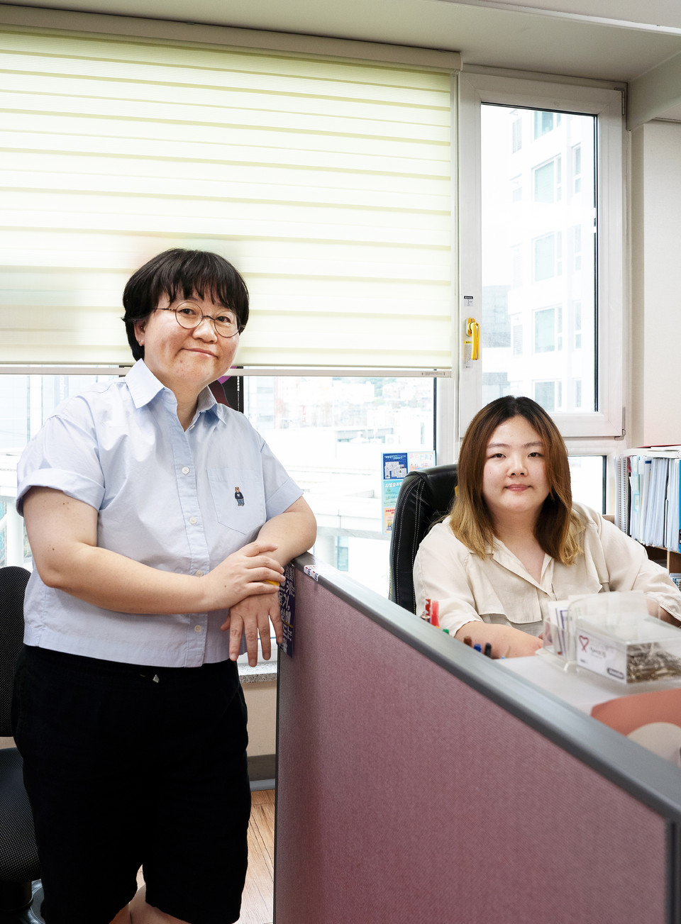 장애여성공감 사무실에서 이진희 활동가와 진은선 활동가. 사진 현다혜 
