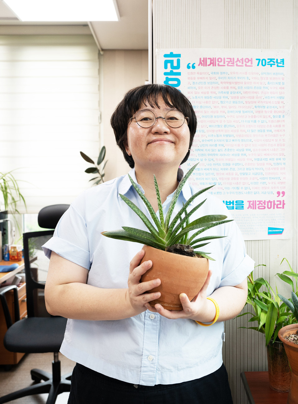 이진희 활동가가 화분을 들고 있다. 이 화분은 공감 10주년이었던 2008년에 선물 받은 화분이다. 올해 공감은 24주년을 맞이했으니, 이진희 활동가와 동고동락한 사이. 사진 현다혜 