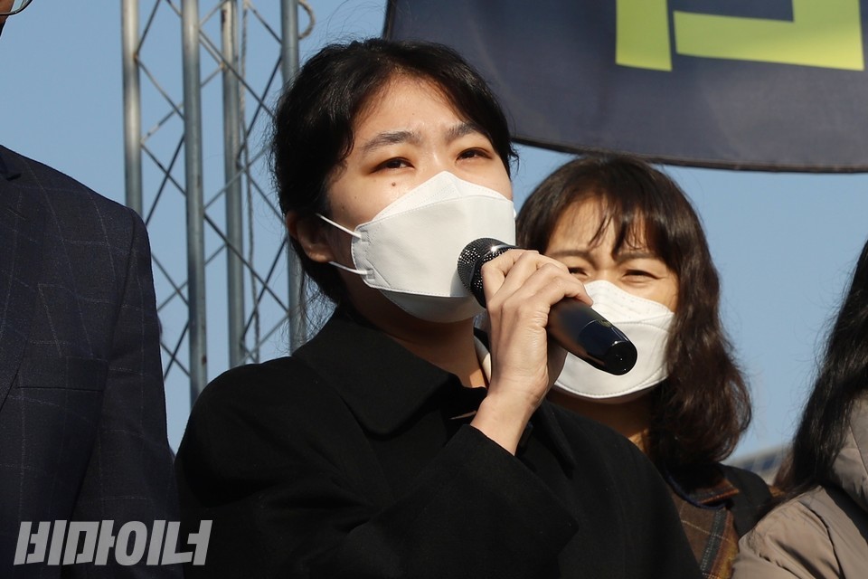 최한별 한국장애포럼 사무국장이 기자회견에서 발언하고 있다. 사진 하민지