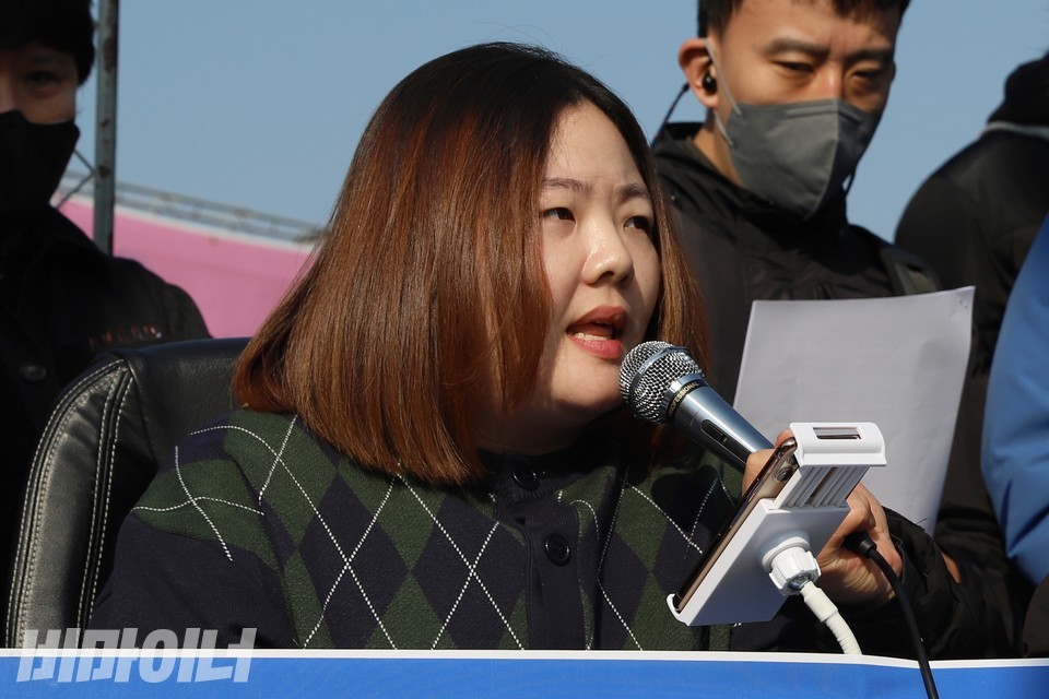 진은선 장애여성공감 장애여성독립생활센터 숨 소장이 기자회견에서 발언하고 있다. 사진 하민지