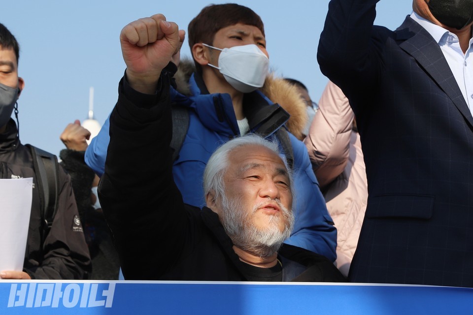 박경석 전국장애인야학협의회 이사장이 기자회견에서 ‘투쟁’을 외치고 있다. 사진 하민지