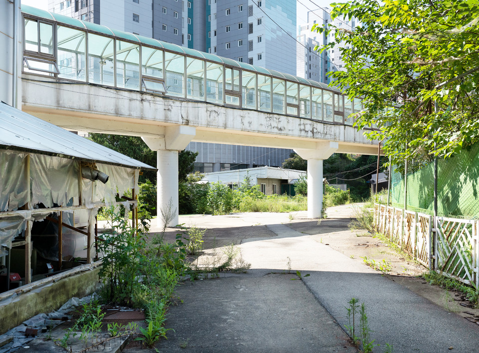 이제는 아무도 살지 않는 텅 빈 향유의집. 향유의집은 2021년 4월 30일, 모든 거주인의 탈시설-자립생활을 지원한 후 문을 닫았다. 사진은 향유의집 두 개의 건물을 잇는 구름다리. 사진 현다혜 