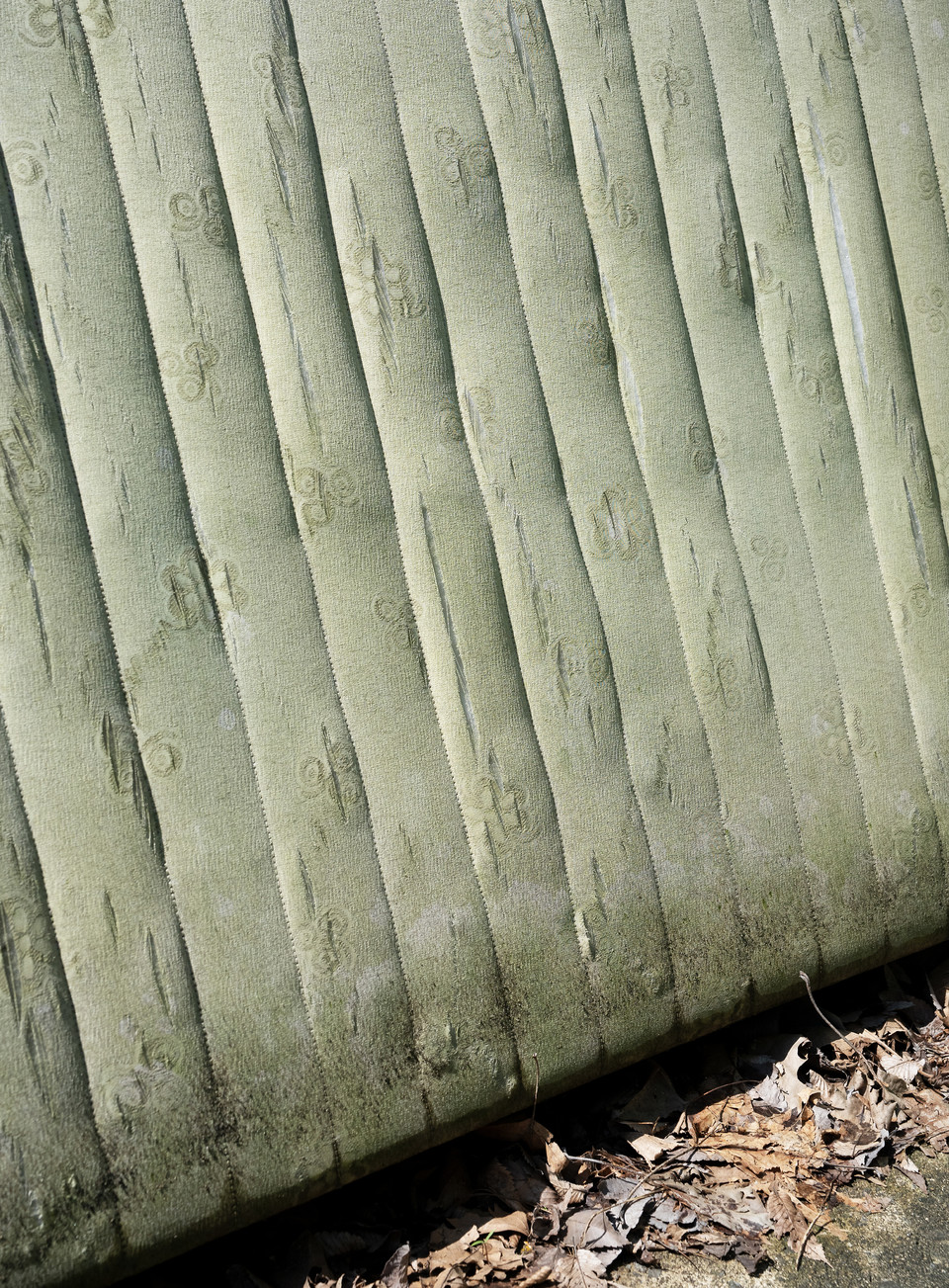 향유의집 마당에 놓인 오래된 매트리스. 사진 현다혜 