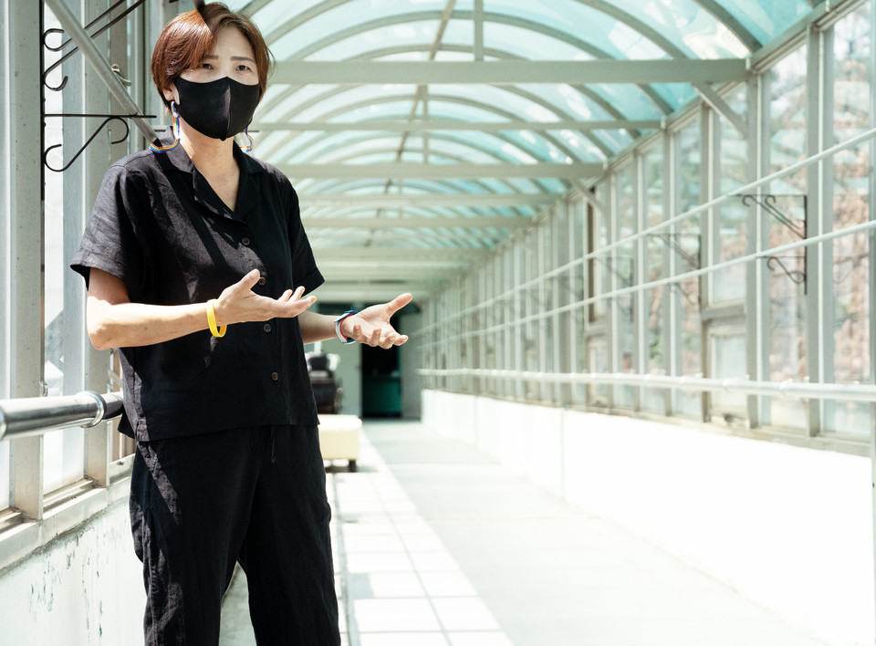 지난 8월 12일, 향유의집 다크투어를 온 사람들에게 시설 폐지 과정에 관해 설명하는 김정하 활동가. 사진 현다혜 