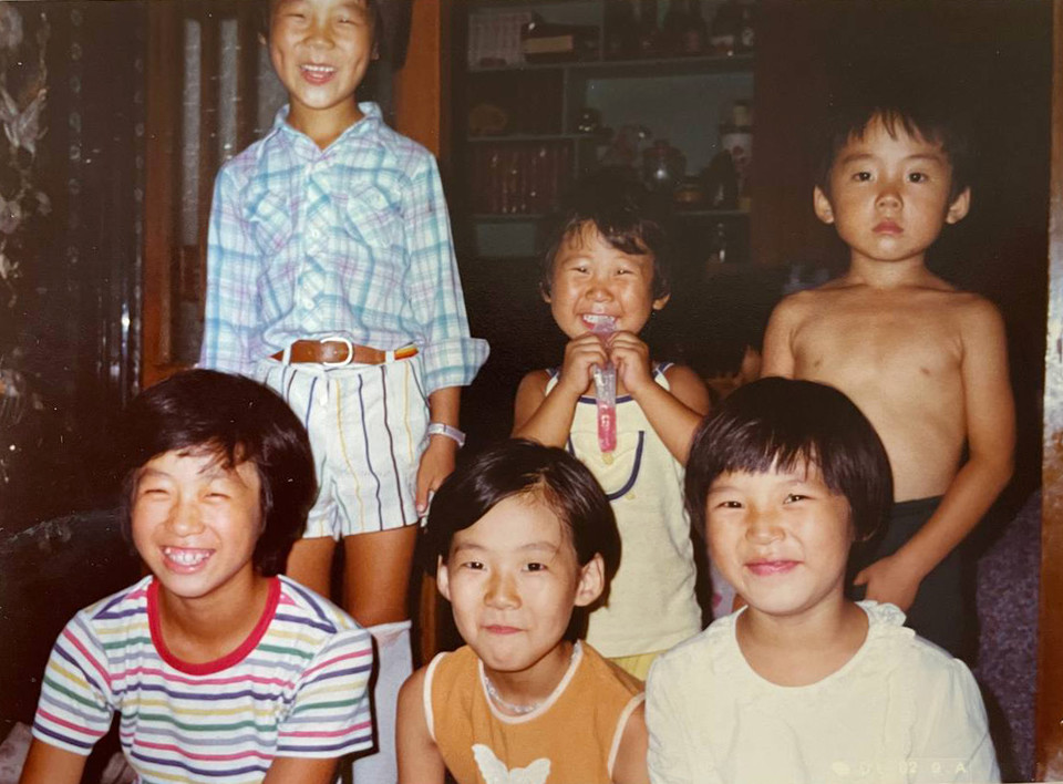 초등학교 3학년 때 친인척들과 함께. 아랫줄 오른쪽이 김정하. 사진 찍는 일이 귀하던 시절이라 카메라만 있으면 어른들이 아이들을 모아놓고 사진을 찍었다. 사진 제공 김정하 