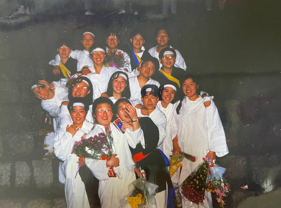 고등학교 시절, ‘불휘’라는 풍물패를 만들었다. 악기와 옷을 구하기 위해 대학 풍물패 동아리방에 무작위로 방문해서 빌려달라고 했다. 당시 공연을 마치고 사람들과 함께 찍은 단체 사진. 위에서 두 번째 줄 안경을 쓰고 하얀 머리띠를 두른 사람이 김정하. 사진 제공 김정하 