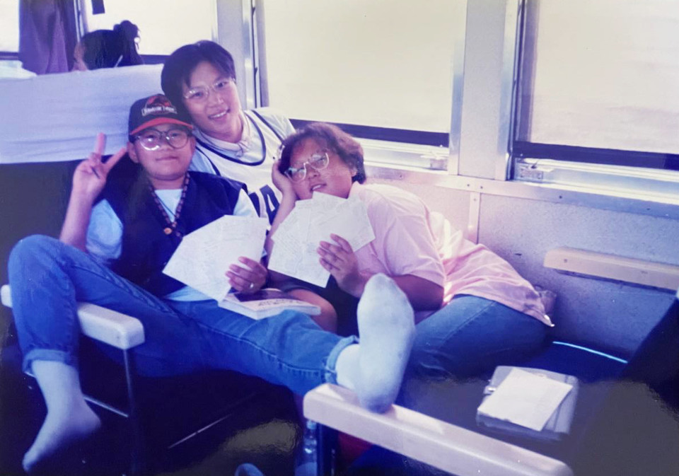 대학 새내기 시절, 동기들과 함께 간 첫 여행. 기차를 타고 동해로 향했다. 김정하 활동가의 30년 지기 친구인 김지선, 진유진과 함께. 사진 제공 김정하 