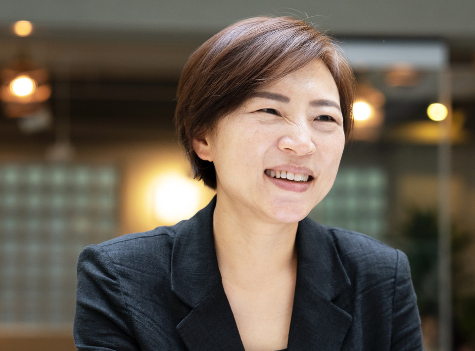 지난 6월 14일 영등포구의 한 카페에서 인터뷰를 하고 있는 김정하 활동가. 사진 현다혜 