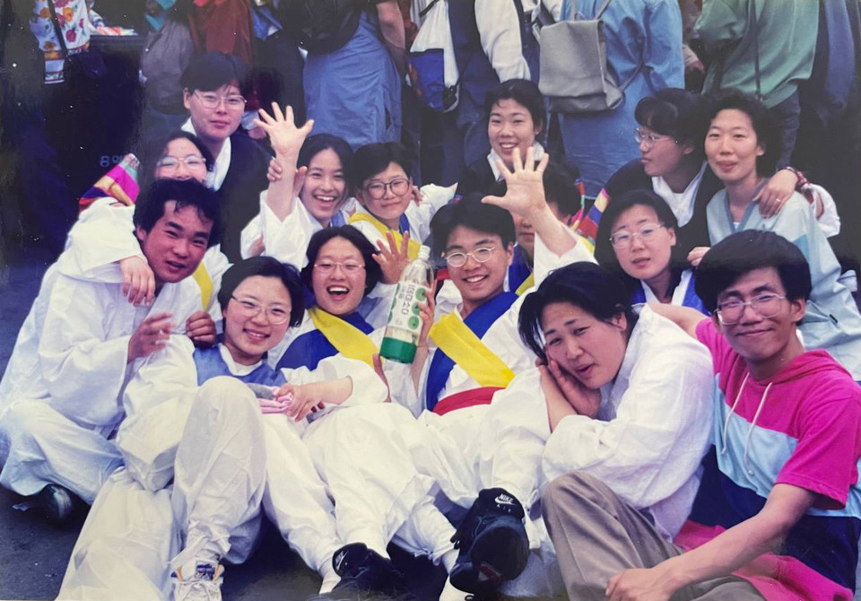 대학 시절 ‘민족문화연구회 일과놀이’ 동아리 사람들과 함께. 왼쪽 첫 번째 줄 안경 쓴 사람이 김정하 활동가. 사진 제공 김정하 