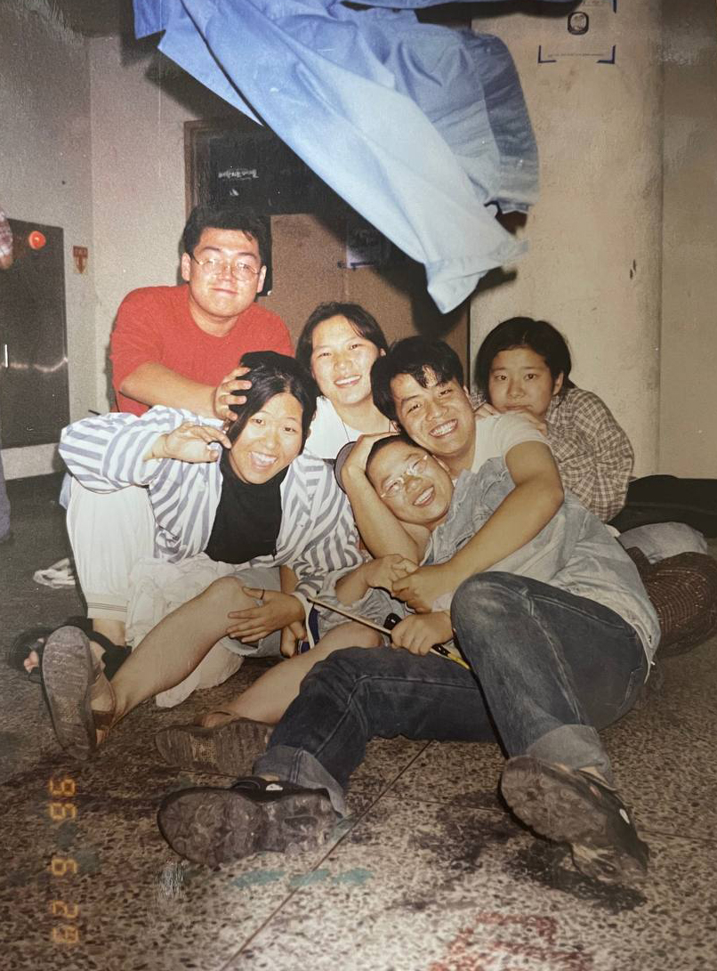 1996년 6월 여름, 동아리 후배들과 학생회실 복도 앞에서. 뒷줄 가운데가 김정하 활동가. 사진 제공 김정하 