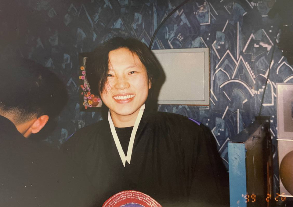 출소와 졸업을 축하하는 파티에서 김정하 활동가가 졸업가운을 입고 활짝 웃고 있다. 사진 제공 김정하