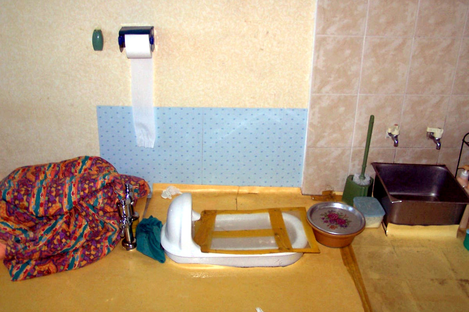 인천의 조건부신고시설의 모습. 방 안에 변기가 있다. 사진 제공 장애와인권발바닥행동