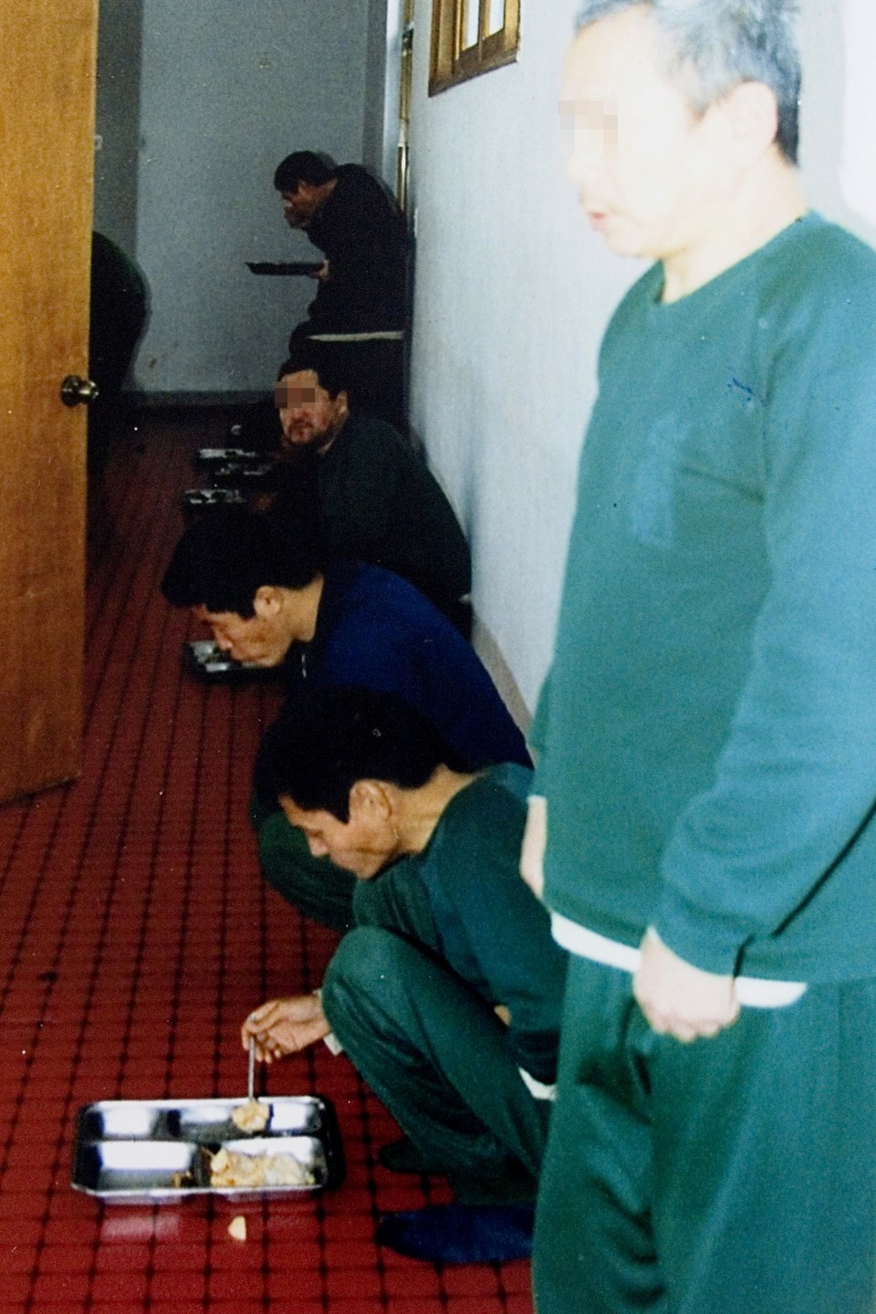 강원도 원주 소쩍새마을. 미신고시설 조사를 위해 찾아갔을 당시 사람들은 복도에 쭈그려 앉아 식사하고 있었다. 사진 제공 장애와인권발바닥행동