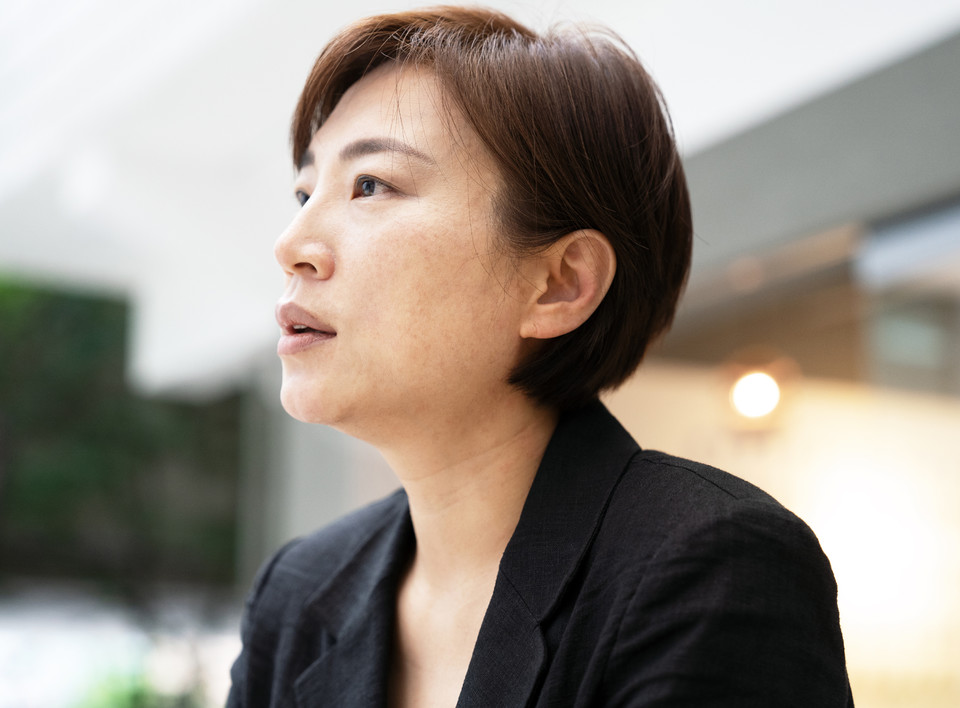 지난 6월 14일 영등포구의 한 카페에서 인터뷰를 하고 있는 김정하 활동가. 사진 현다혜