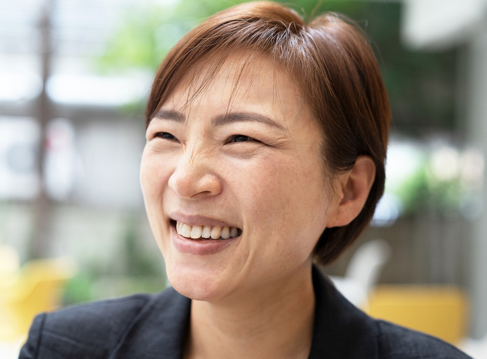 지난 6월 14일 영등포구의 한 카페에서 인터뷰를 하던 중 김정하 활동가가 활짝 웃고 있다. 사진 현다혜