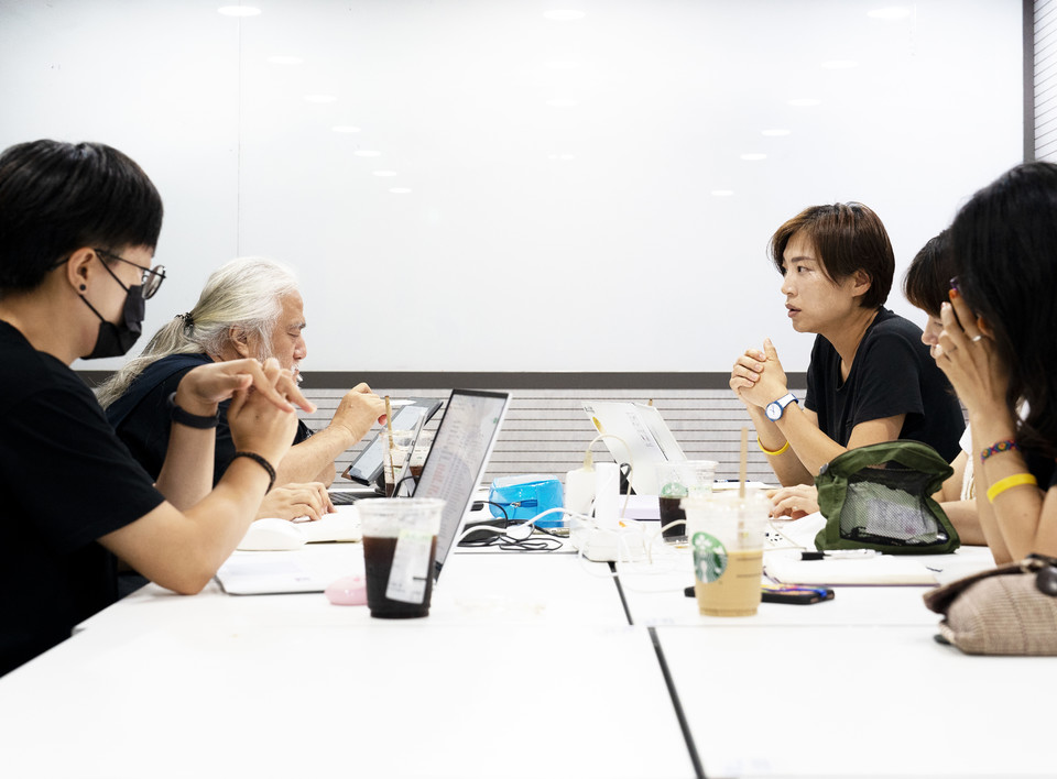 공휴일인 8월 15일, 김정하 활동가가 전국장애인차별철폐연대, 장애와인권발바닥행동 활동가들과 회의를 하고 있다. 사진 현다혜