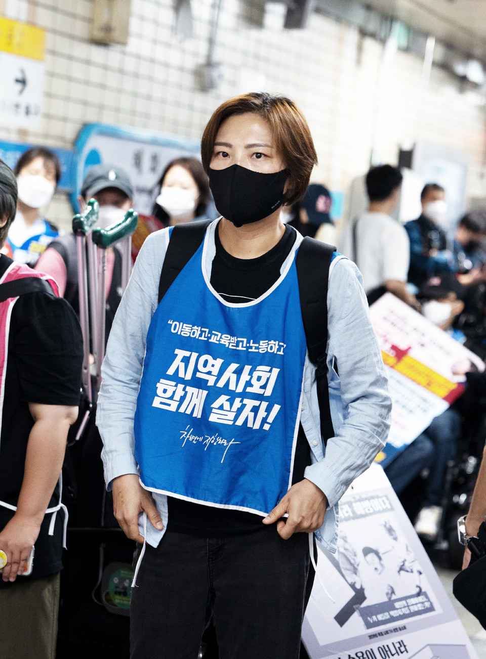 지난 9월 5일, 장애인권리예산을 요구하는 지하철 시위에서 김정하 활동가. 몸자보에는 “이동하고 교육받고 노동하고 지역사회 함께 살자!”고 적혀 있다. 사진 현다혜 