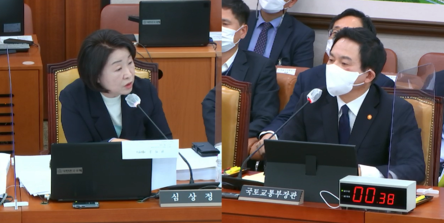 지난 11일 열린 국회 국토교통위원회 전체회의에서 심상정 정의당 의원(사진 왼쪽)이 원희룡 국토교통부 장관(오른쪽)에게 장애인 이동권 예산에 관해 질의하고 있다. 대한민국 국회 영상 캡처