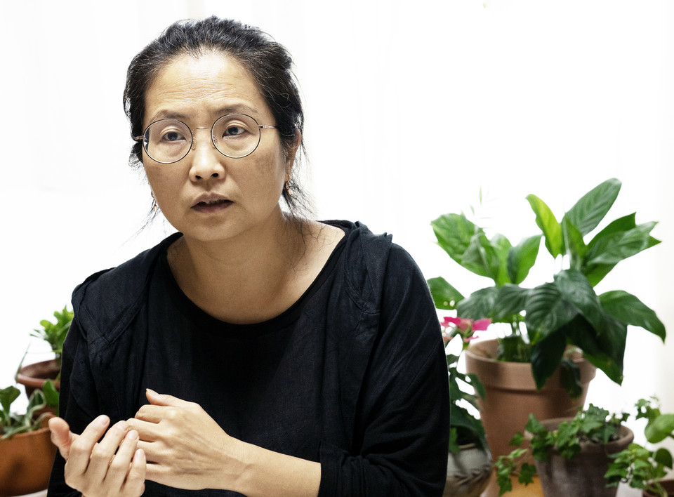 지난 9월 2일, 임소연 활동가가 집에서 인터뷰를 하고 있다. 사진 현다혜 