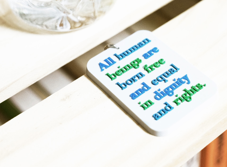 열쇠고리에 세계인권선언문 1조 “모든 사람은 자유로운 존재로 태어났고, 똑같은 존엄과 권리를 가진다”가 영어로 쓰여 있다. 스위스 제네바에서 한국 정부의 유엔장애인권리협약 이행 심의가 있던 지난 8월, 이곳에 참관하러 갔던 활동가가 선물해 준 열쇠고리다. 사진 현다혜