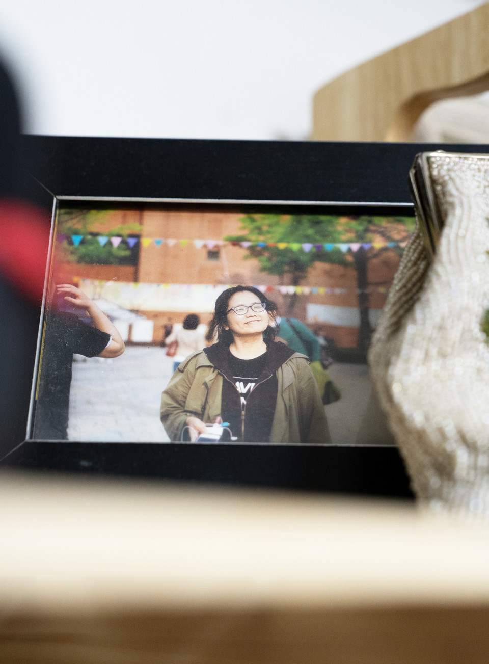 액자 속에서 임소연 활동가가 환하게 웃고 있다. 2018년 4월, 첫 번째 ‘대항로 파티’가 열렸던 날이다. 전국장애인차별철폐연대를 비롯한 진보적 장애인단체는 대학로로 사무실을 옮기면서 보증금 마련을 위해 대항로 파티를 열었다. 이동권 투쟁, 탈시설 투쟁까지 장애인운동의 물꼬를 튼 대학로를 장애인권운동이 나아갈 큰(大) ‘항로’이자 불의에 대항하는 ‘대항’의 길(路)로 만들겠다는 의지를 담아 이들은 이곳을 ‘대항로’라고 부른다. 사진 현다혜 