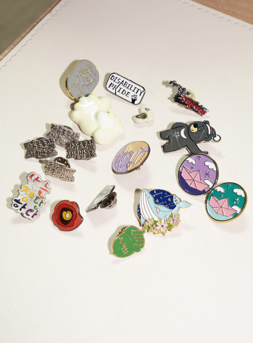 장애인운동을 비롯해 임소연 활동가가 모으고 있는 여러 배지들. 사진 현다혜 